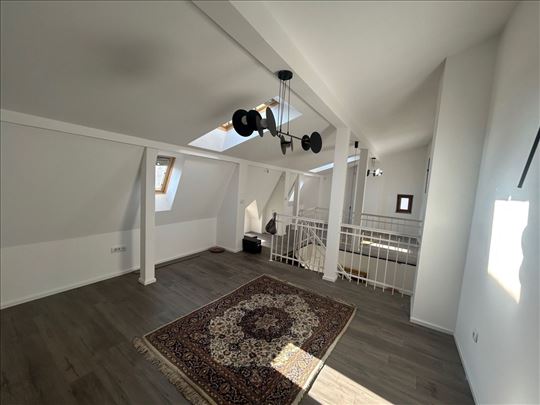 Autentična porodična kuća na Čuburi. Retko u ponud