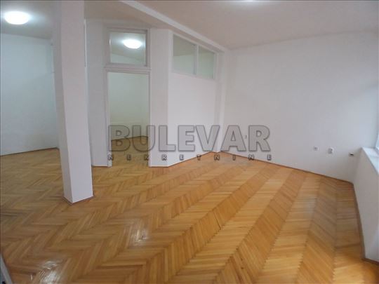Izdaje se poslovni prostor u prizemlju zgrade na C