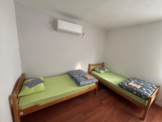 Izdaje se smeštaj za radnike – centar Jakova