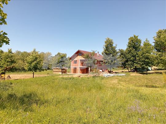 Kuća 187m2 i 3,49hektara - Stojnik (Kosmaj)