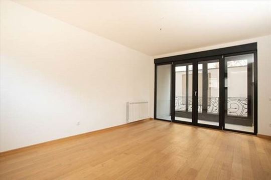 Lep 2.0 stan sa garažom u novoj zgradi, ID 3550 