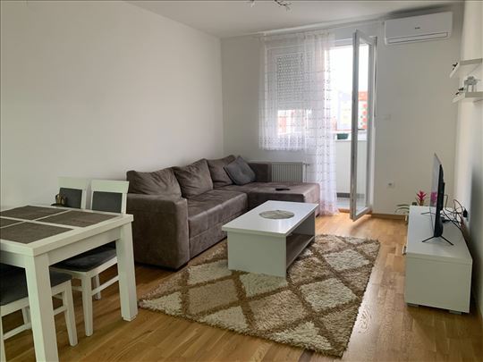 Namešten dvoiposoban stan sa parking mestom! 