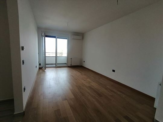 Nov neuseljavan prazan dvosoban stan 43m2, parking