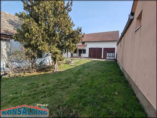 Plac u Staroj Pazovi sa kućom za rušenje,šifra 066