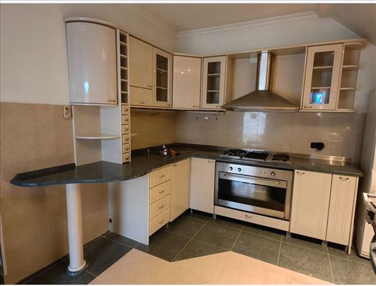 Polovna kuhinja medijapana plus sto od medijapana