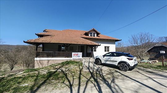 Prelepa kuća u prelepom kraju sa bazenom