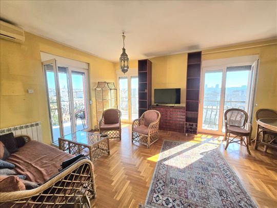 Uknjižen odličan odmah useljiv stan