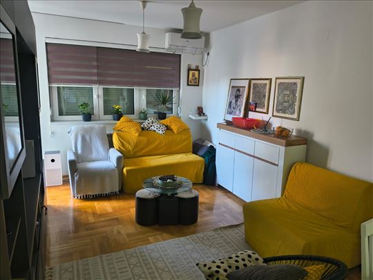 UKNJIŽEN,trosoban, garažno mesto-Zvezdara-Kluz