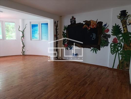 Izdaje se kuća sa bazenom ID#1329