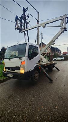 Kamion sa korpom za rad na visni