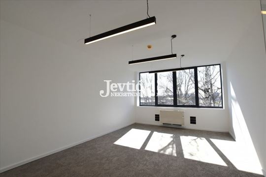 Kancelarije u novoj poslovnoj zgadi sa parkingom