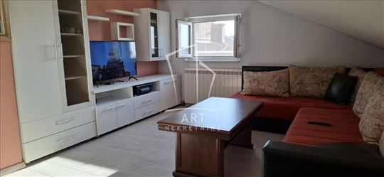 Porodično potkrovlje, namešten stan u Bloku 71 ID#