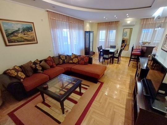 Lep stan, novija zgrada, 2 kupatila, garaža,ID7298