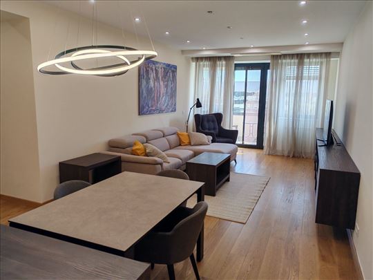 Blok 32, luksuzan stan sa 2 garaže