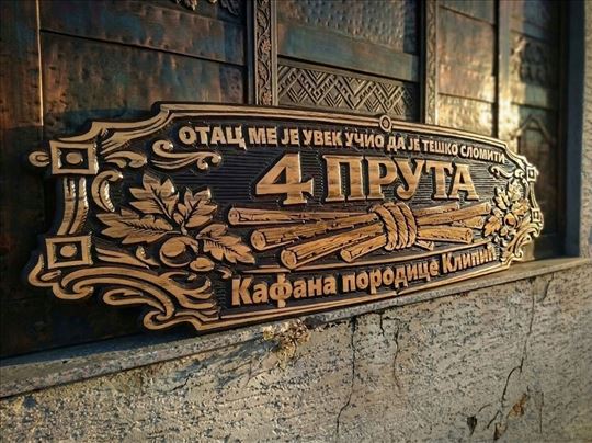 Drveni znakovi i natpisi u drvetu