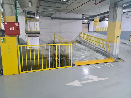 Dva uknjižena garažna mesta - East Side kompleks