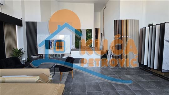Izdaje se ulični lokal 44m2 sa staklenim portalima