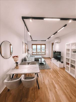 Luksuzan stan u Bloku 45 – zgrada Auto centar Stoj