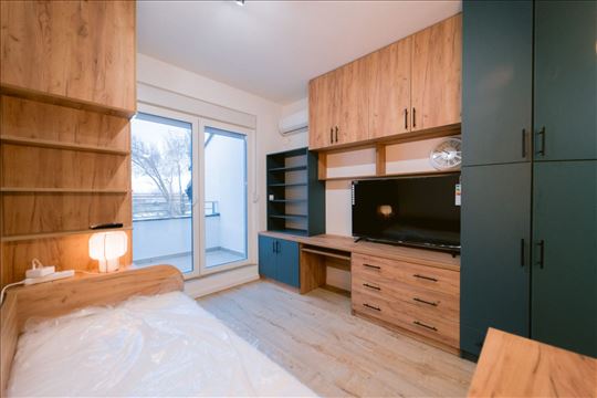 Nameštena garsonjera sa parkingom u dvorištu!