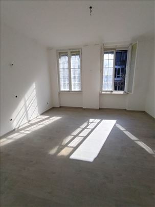 Skadarlija,salonac,svetao,78+6m2,2 ulaza,terasa