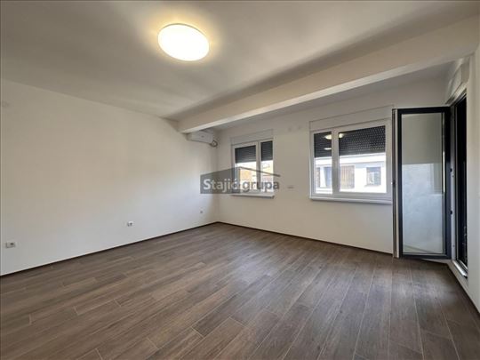 Trosoban stan u novogradnji u centru grada, garaža