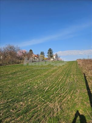 Atraktivan plac na bregu