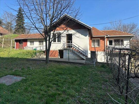 Banjica Kuća 140 kv , Uknjižena sa 11 ari placa