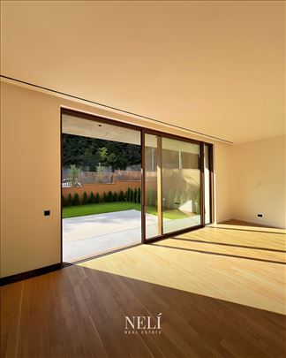 Lux kuća na Dedinju sa dvorištem 