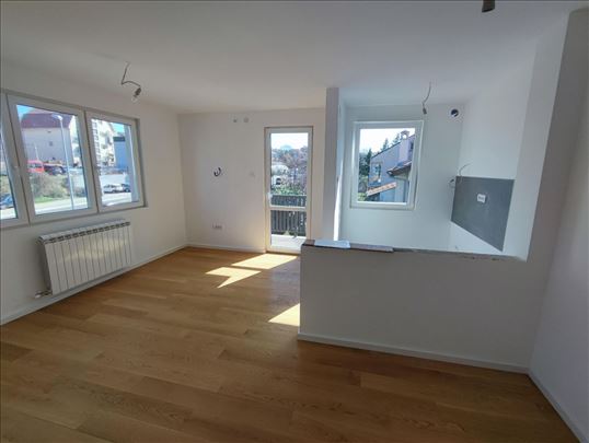 NOV Mirijevski bul. 2,5 odmah useljiv LUX, parking