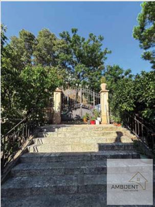 Prodajemo u Herceg Novom  uknjižen salonac, 73m2 s