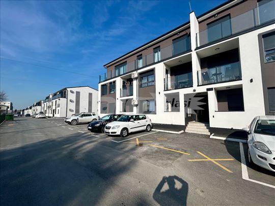 Stan sa odvojenom sobom + dvorište NOVOGRADNJA