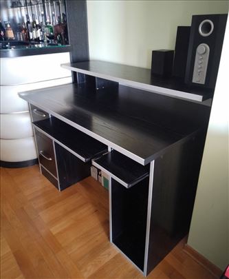 Sto kompjuterski sa radnom stolicom