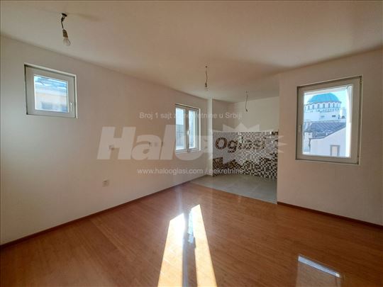 Top cena! Nov 3.0 veoma svetao sa pogledom na Hram