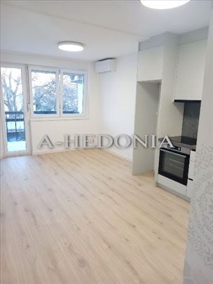 Zemun polje, Centar, 2.5, renoviran, UKNJIŽEN