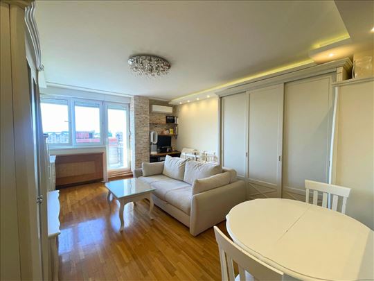 1.0 stan na Lionu sa parkiranjem u dvorištu zgrade