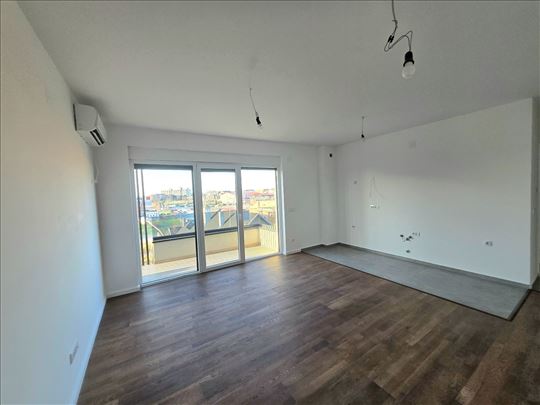 CENTAR LUX nov odmah useljiv stan