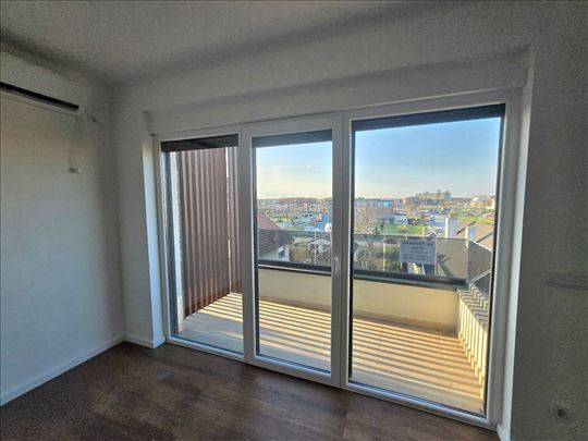 Centar Lux nov odmah useljiv stan