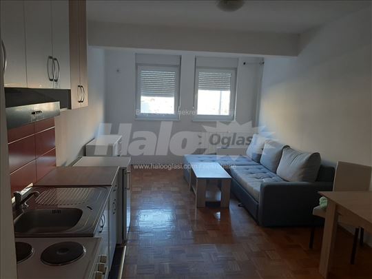 Garsonjera Zemun polje