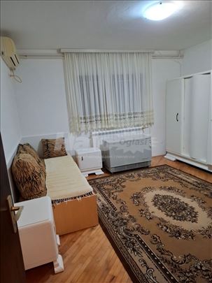 Izdajem nameštenu garsonjeru u Borči.