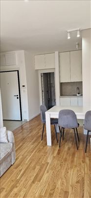 Retko u ponudi, nov,  kompletno opremljen, useljiv