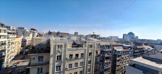 Izdaje se četvorosoban stan u centru Vračara 