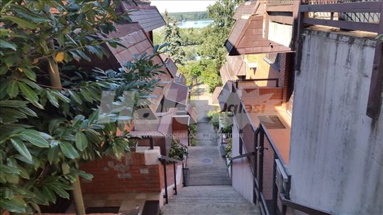 Izdajem dvosoban stan u Romena Rolana 51