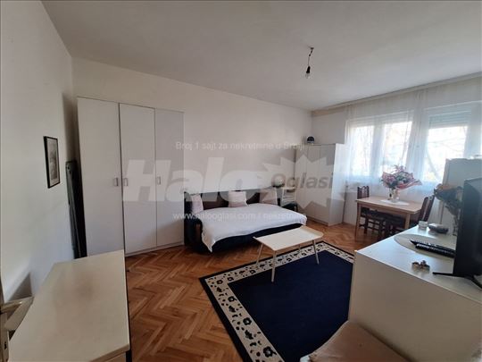 Karaburma, nameštena garsonjera