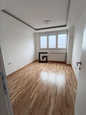 Kvalitetno renoviran 2.5 stan kod Starog Merkatora