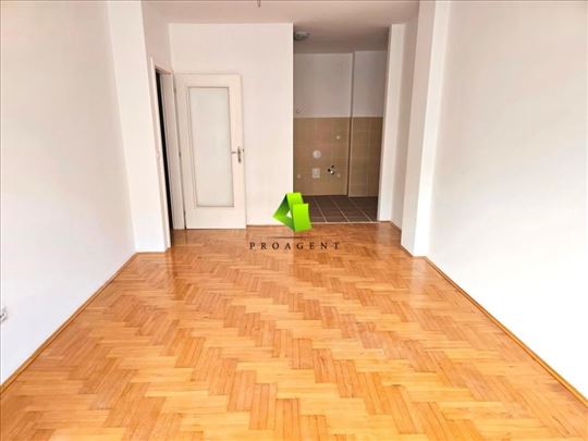 Neuseljavan dvoiposoban stan u modernom stambenom