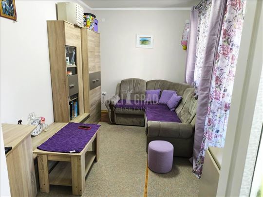 Renoviran porodični 2.5 stan 60 m² – mirna lokacij