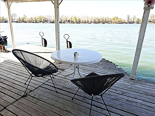 Spoj prirode i hedonizma, splav sa kućom na Makišu