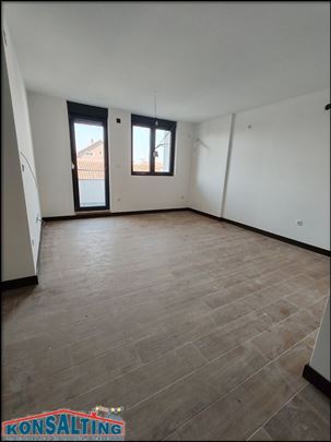 Stan,novogradnja,Novi Banovci,autoput blizu,034-07