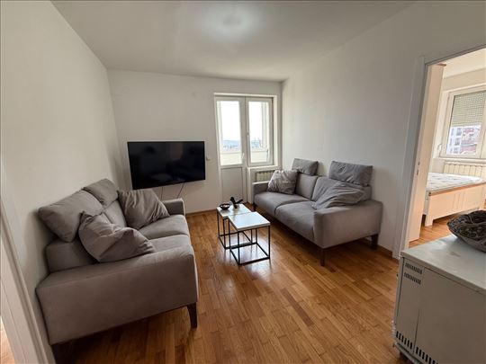 Trosoban Stan 62m2, Svetao sa pogledom +parking