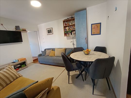 Trosoban stan na Naselju!Mogućnost proširenja 30m2